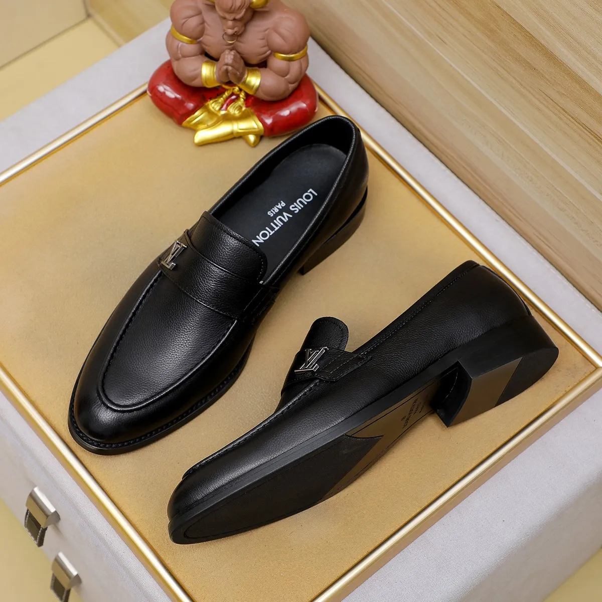 Men's Men's Shoes 💰420 💰[Louis Vuitton] LV high-end business formal leather shoes! ! Luxurious and elegant style, equal emphasis on practicality and style, professional focus on details and quality, counter original 1⃣️: 1⃣️ super accurate reproduction👍🏻! Material: The upper is made of imported original soft 🐂cowhide ➕imported first-layer sheepskin lining. Original anti-slip and wear-resistant outsole! Code number: 39--45, (38.46 custom-made) Large quantities in stock!
